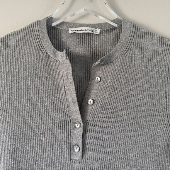 ⭕️ Abercrombie & Fitch Knit Grey Top Sweater Medium Slim Henley Tee - Picture 2 of 4